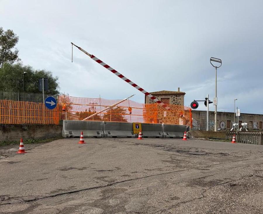 Passaggio a livello chiuso, traffico deviato