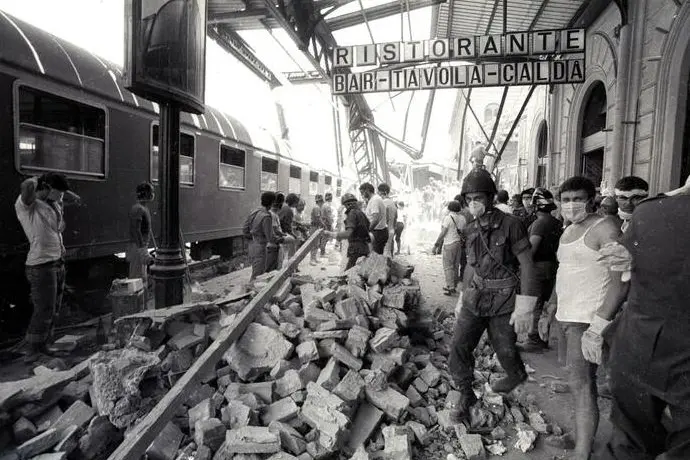 I soccorritori alla stazione di Bologna (Ansa)