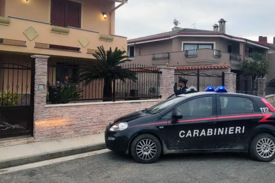 Icarabinieri davanti all'abitazione visitata dai ladri a Serramanna (Foto A.Pintori)
