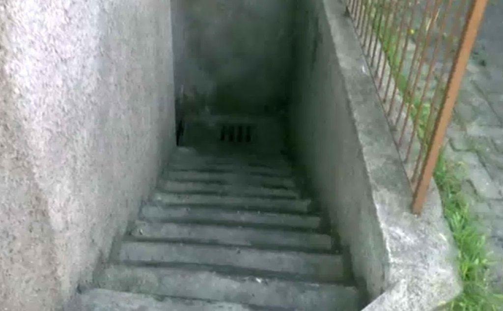 Ecco le scalinate che portano al luogo dell'omicidio: Deiana sarebbe stato ucciso per motivi di droga
