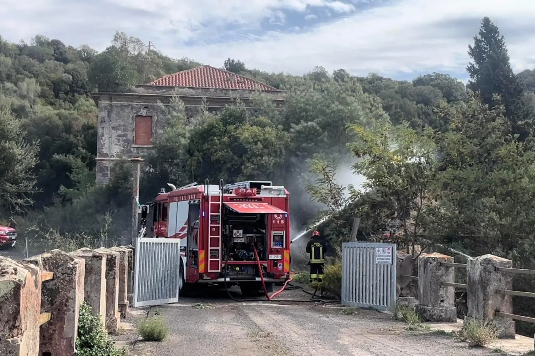 L'intervento dei vigili del fuoco sulle sponde dell'Omodeo (foto V. Pinna)