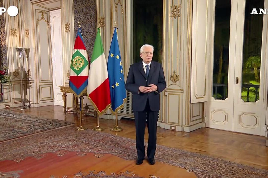 Mattarella saluta gli italiani e disegna l'identikit del suo successore