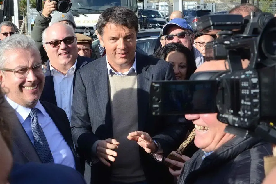 Giuseppe Luigi Cucca (a sinistra) con Matteo Renzi durante una visita in Sardegna nel 2017 (Archivio L'Unione Sarda - Calvi)