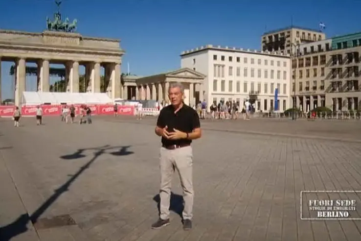 Giacomo Serreli a Berlino (foto da frame video)