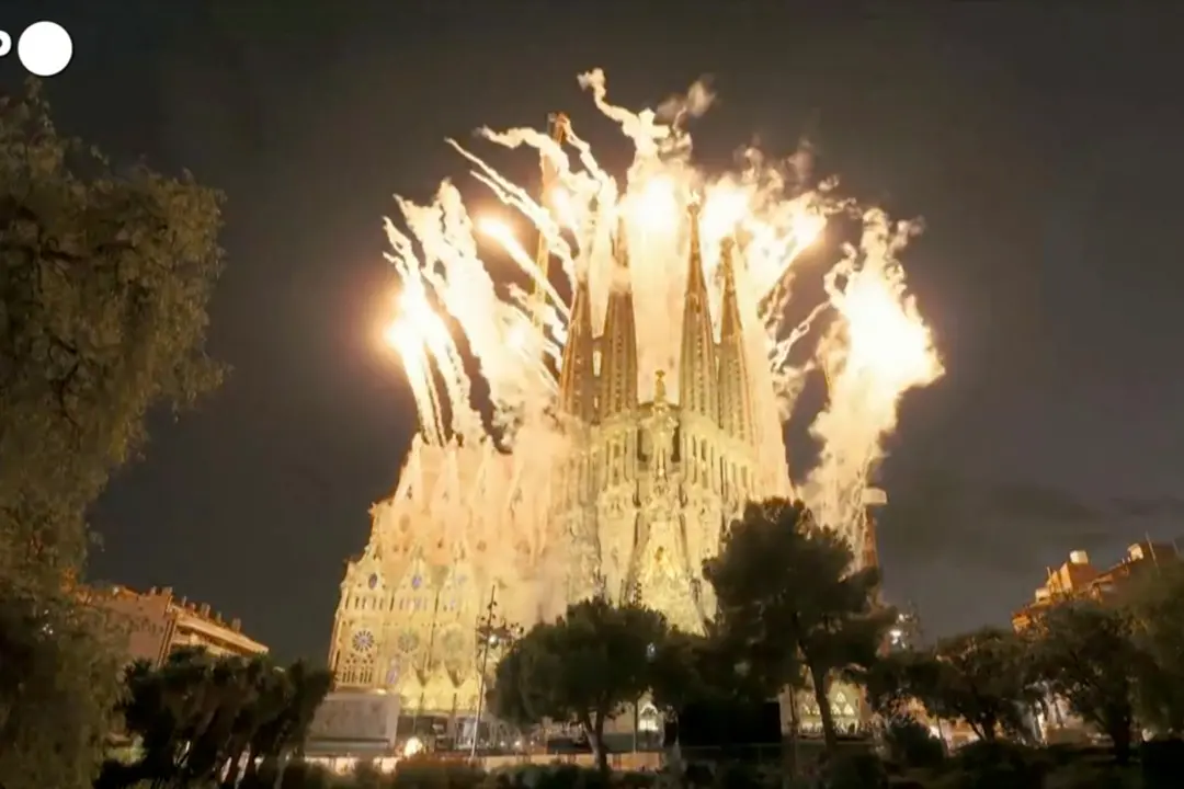 Il Papa alla Sagrada Familia, spettacolo di luci su Barcellona