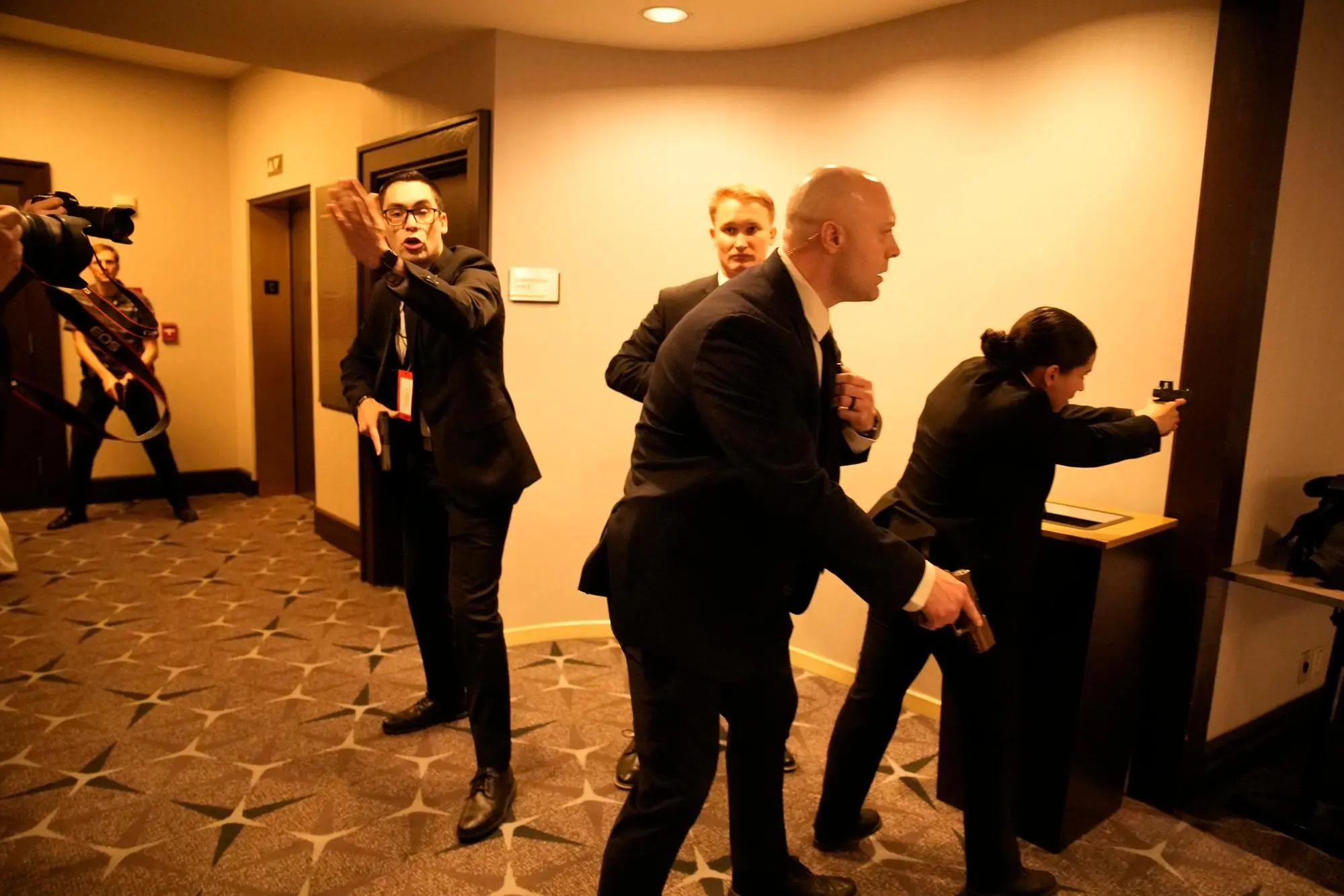 Il personale di sicurezza resta in allerta dopo aver udito colpi di arma da fuoco durante la cena dell’Associazione dei corrispondenti della Casa Bianca (foto Epa)