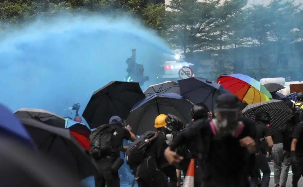 Utilizzati anche cannoni ad acqua e cannoni spara vernice per colorare e riconoscere i manifestanti