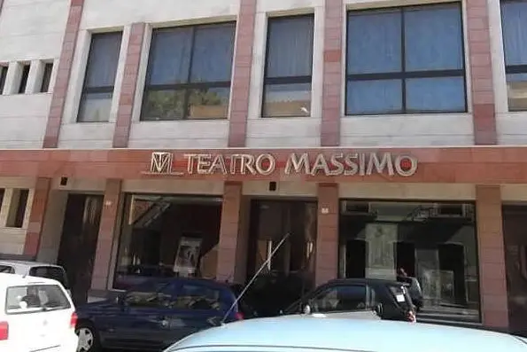 Il teatro Massimo (Wikipedia)