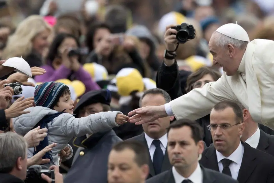 Il Papa saluta i pellegrini