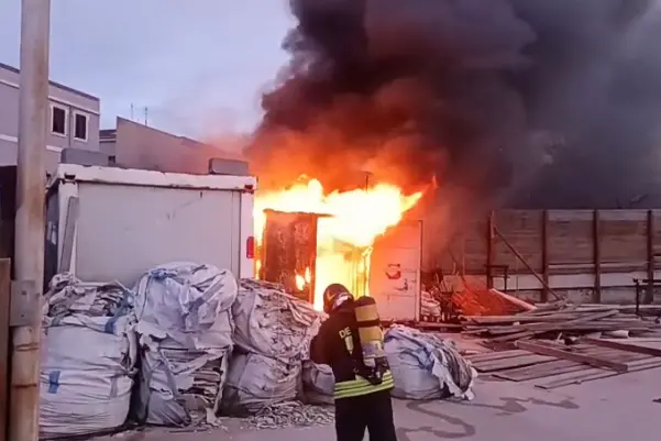 L'intervento dei vigili del fuoco (foto Pala)