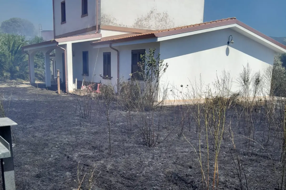 Il rogo a Narcao (foto Murru)