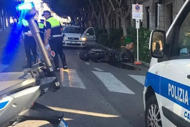 Lo scooter a terra dopo l'impatto