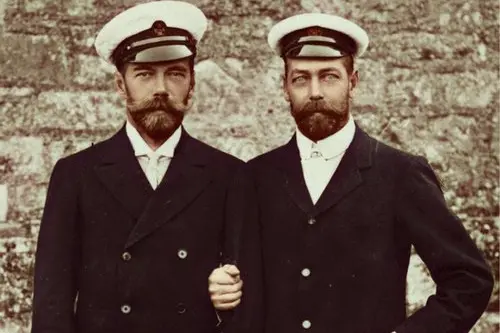 Da sinistra, Nicola II di Russia e Giorgio d'Inghilterra nel 1908 (foto Ansa)