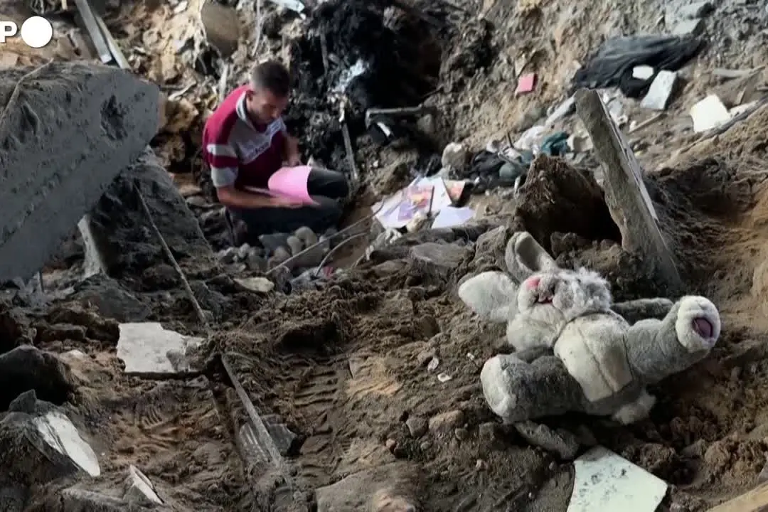 Palestinesi scavano tra le macerie nel nord di Gaza dopo un attacco israeliano