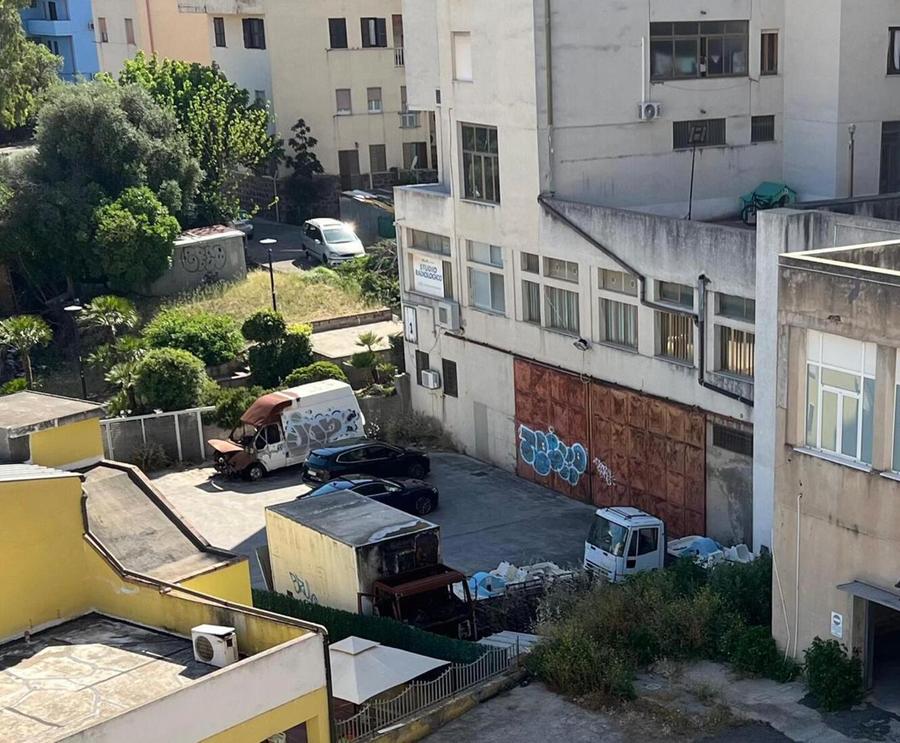 Discarica di veicoli bruciati in centro