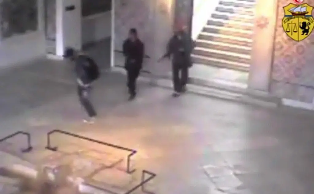 L'ingresso dei terroristi armati nella struttura