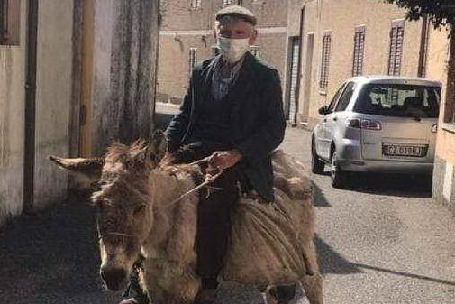 Marco Dessì, 81 anni: ogni mattina in groppa all'asina verso la campagna. Con la mascherina