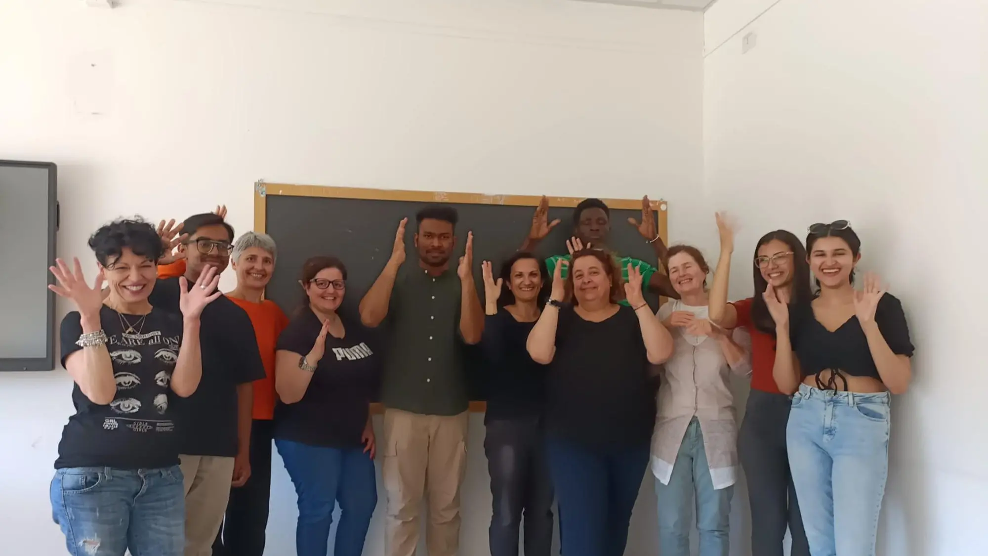 Cagliari, the classmate is deaf: everyone in sign language class - L ...