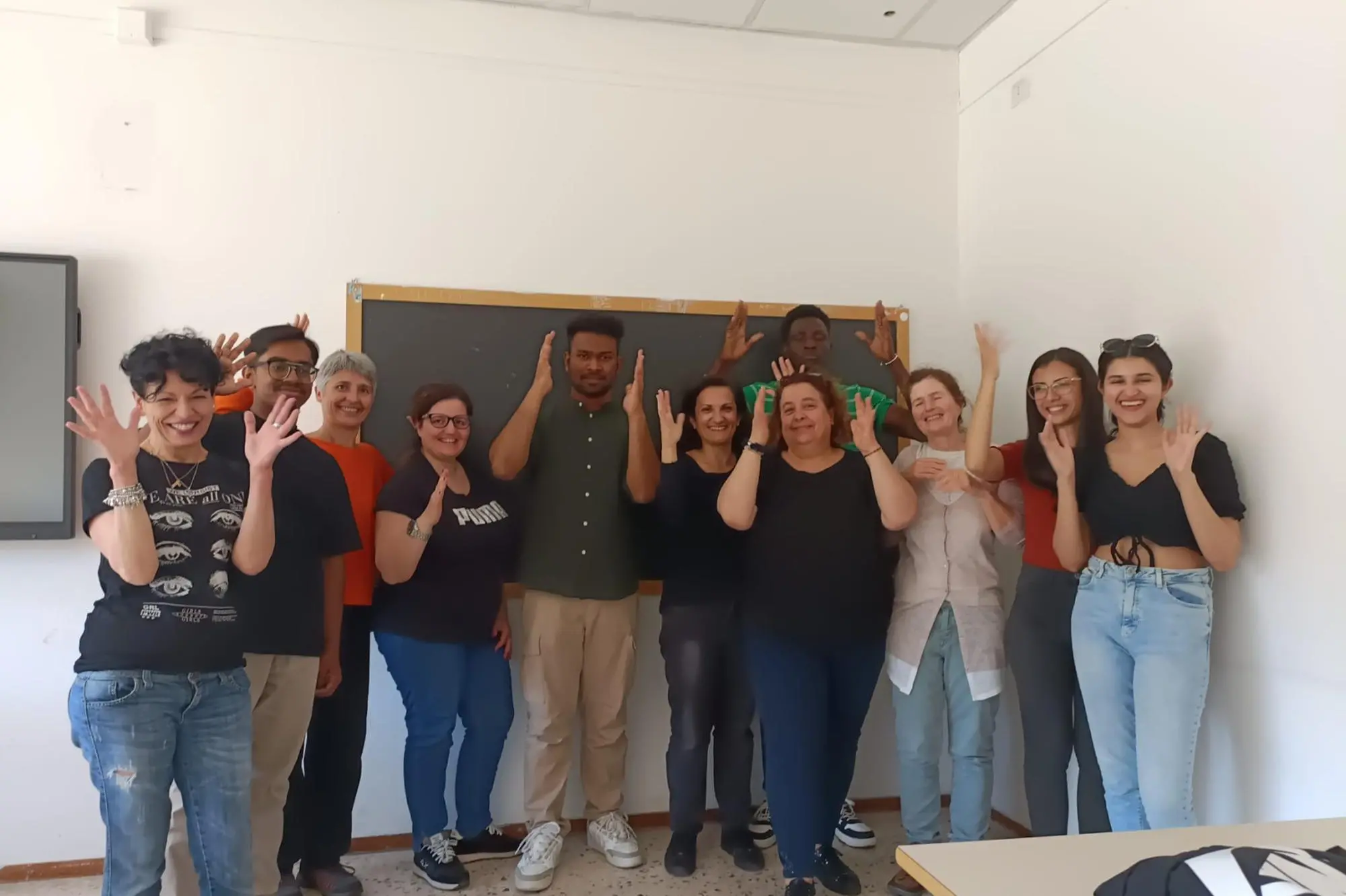 Studenti e insegnanti con Mahi (foto concessa)