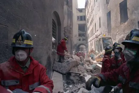 Firefighters at work for rescue the victims of mafia's blast, Florence, Italy, 27 may 1993.La prima è una foto scattata poco dopo l'esplosione con gli edifici in fiamme, l'ultima l'omaggio del Presidente della Repubblica Giorgio Napolitano alle vittime della strage di via dei Georgofili del 27 maggio 1993. E' il racconto per immagini e notizie di uno degli attentati più feroci della stagione stragista della mafia, la mostra dell' Agenzia ANSA "La notte dei Georgofili" realizzata in occasione del ventesimo anniversario della strage e che il Comune di Firenze ha deciso di allestire in Palazzo Vecchio, nel Cortile di Michelozzo, dal 26 maggio prossimo, inserendola tra le più importanti iniziative delle celebrazioni. ANSA/OLDPIX