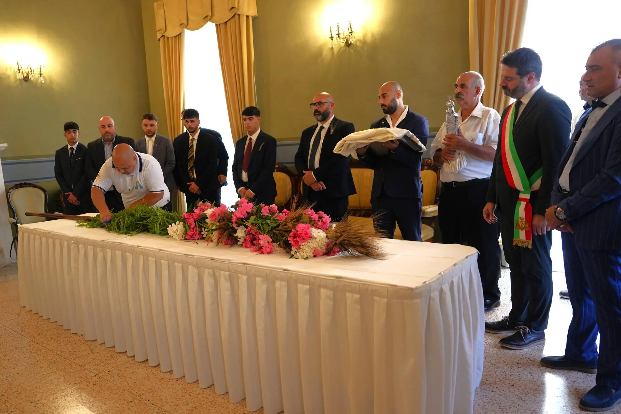 Sassari, vestizione bandiera del Gremio dei Massai (foto Floris)