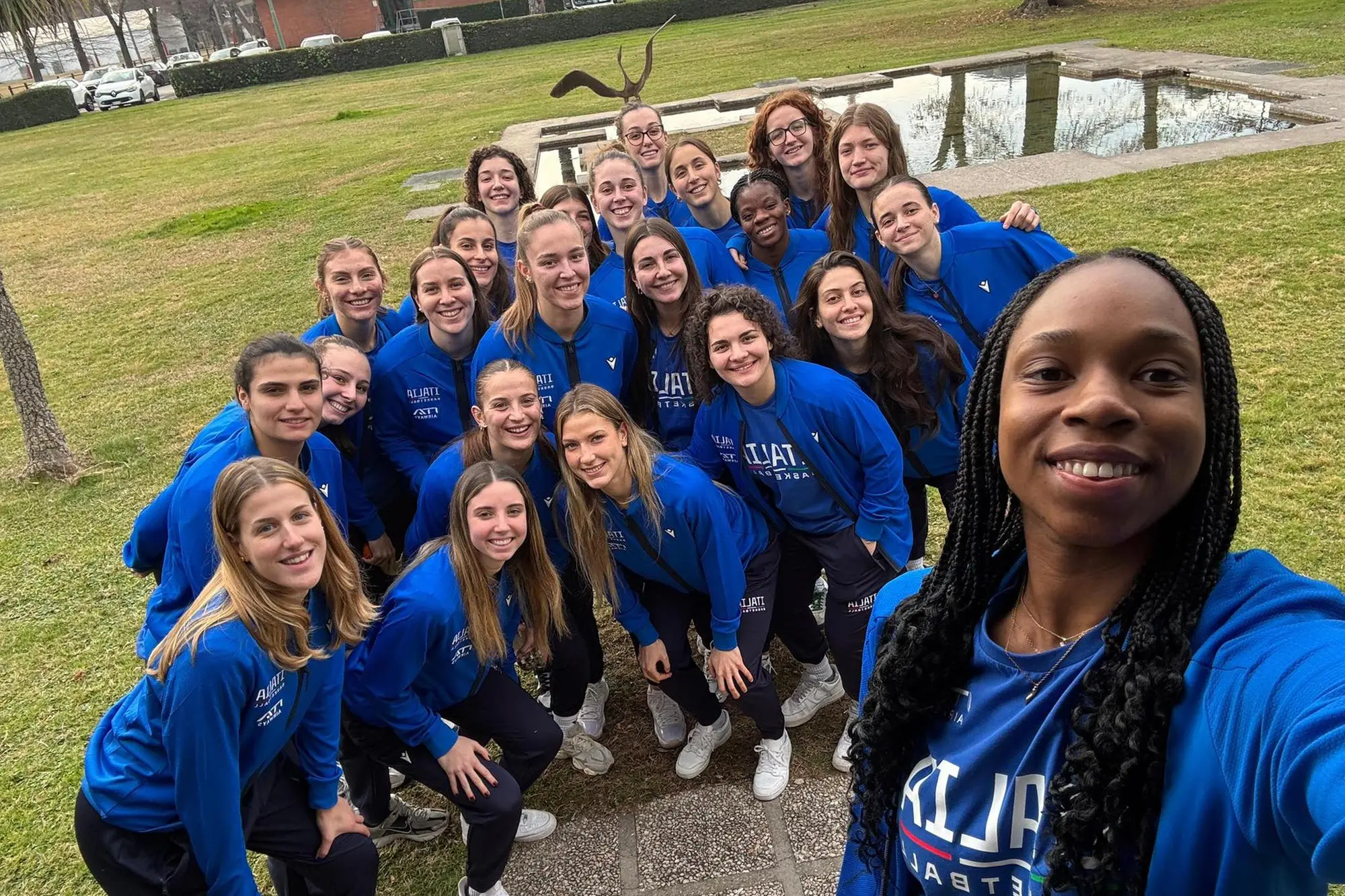 Il Green Team, le prime due a sinistra sono Spinelli e Sammartino, l'autrice del selfie Egwoh (foto Italibasket)