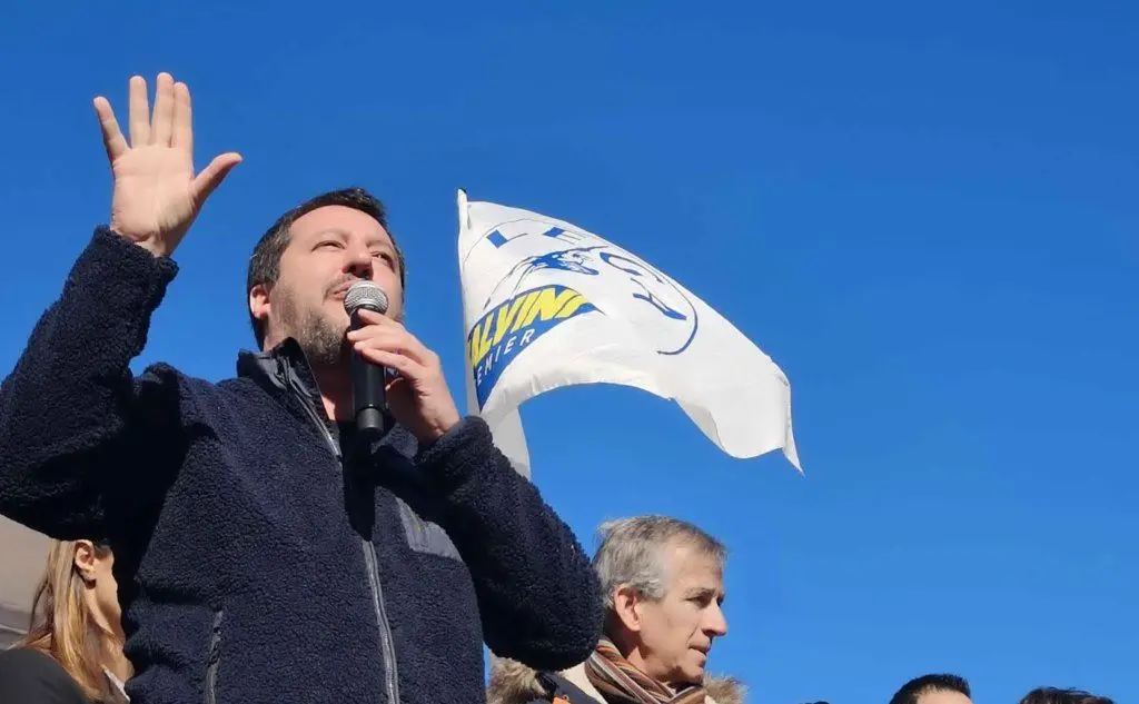 Il ministro Salvini in piazza a Ozieri (Ansa)