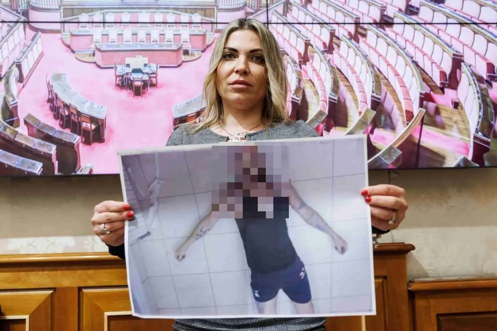 La sorella mostra la foto di Stefano Dal Corso, morto nel carcere di Massama
