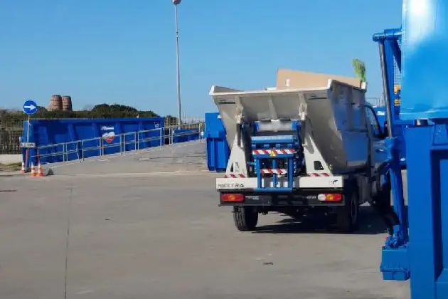 Camion della raccolta rifiuti a Porto Torres (foto concessa)
