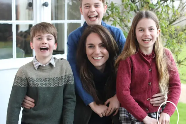La foto della principessa Kate e, nel tondo, il dettaglio "incriminato"