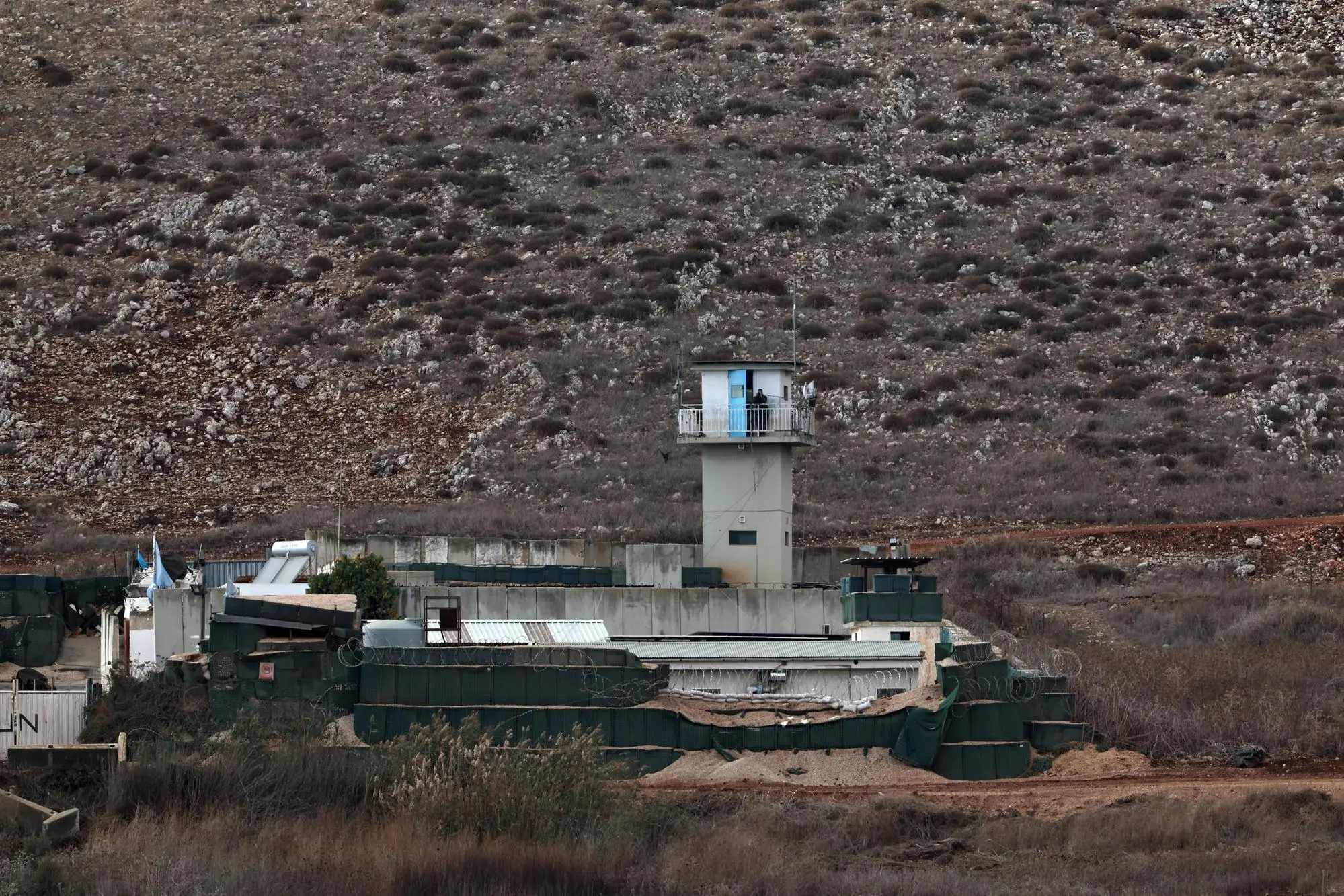 Un soldato Unifil di vedetta (Ansa)