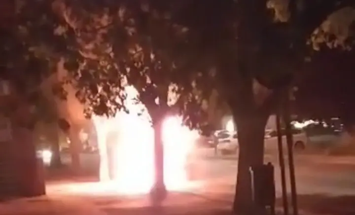 L'incendio dell'auto (L'Unione Sarda - Tellini)