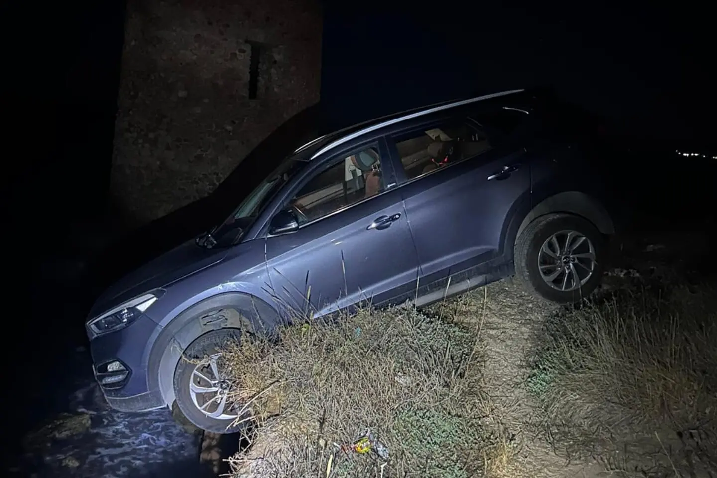 L'auto in bilico (foto Carabinieri)