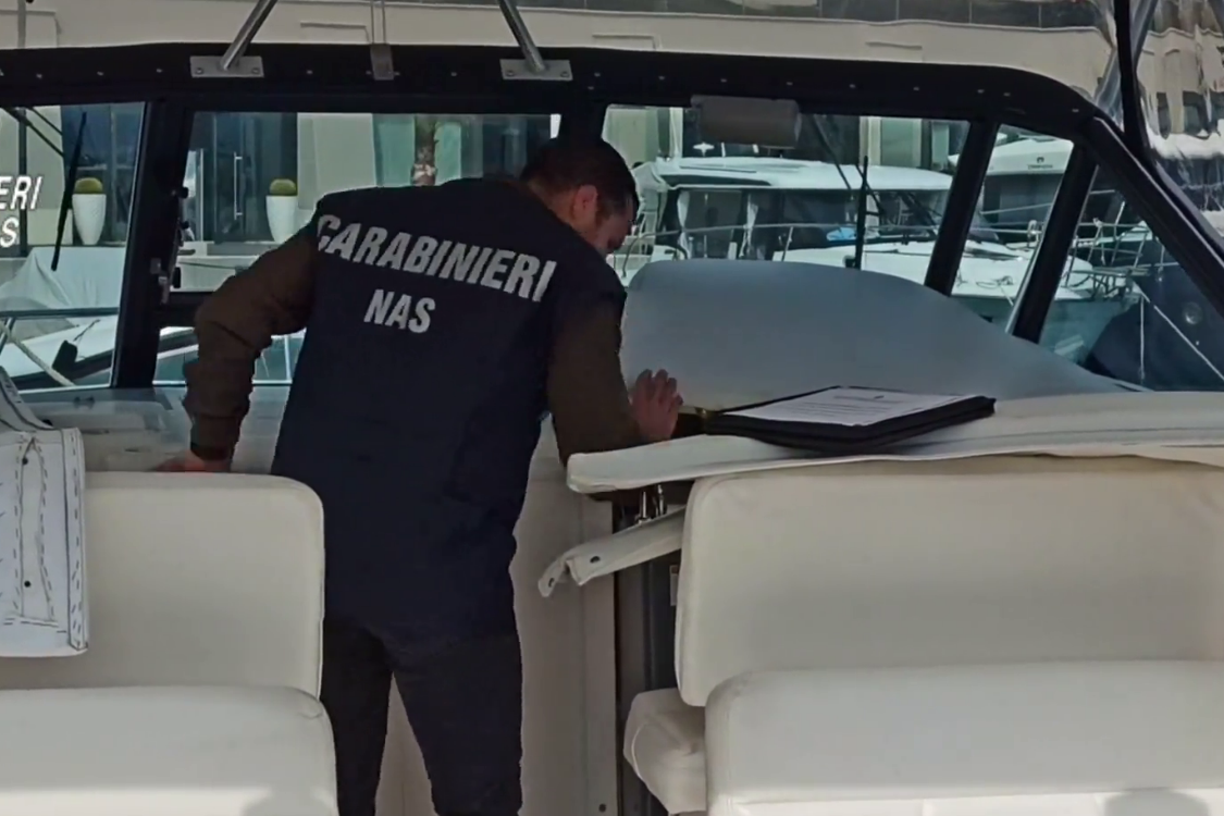 Odontoiatra abusivo con uno yacht da 16 metri in porto: scatta il sequestro