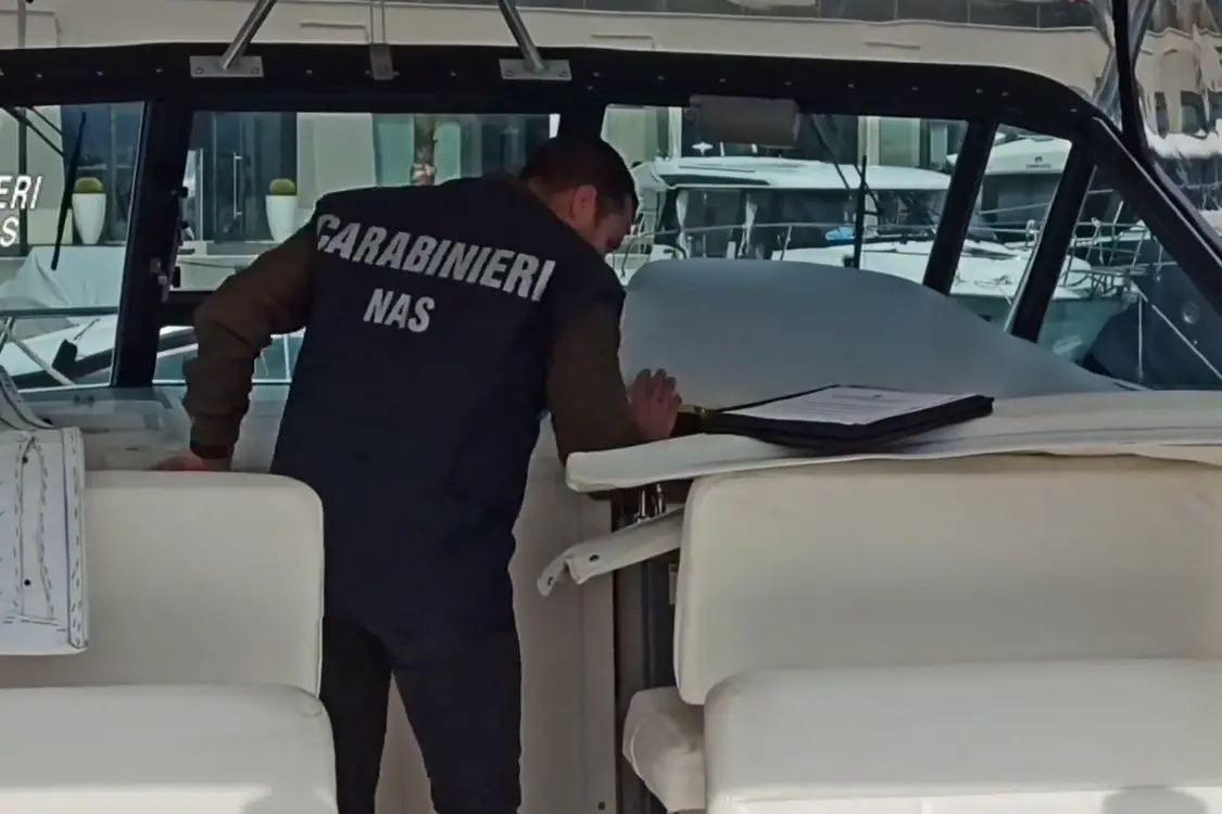 Lo yacht sequestrato in porto a Imperia (foto da frame video carabinieri)