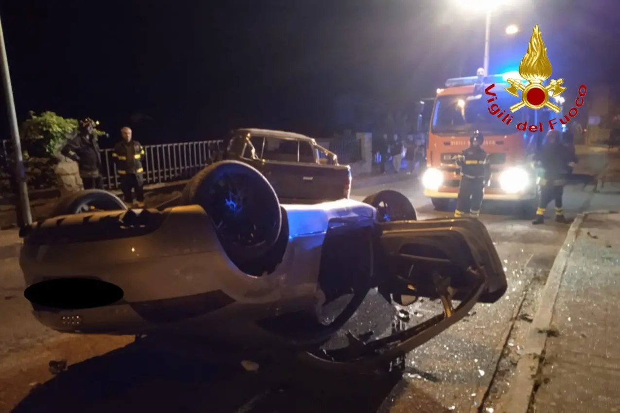 L'auto ribaltata dopo l'incidente ad Austis (foto Vigili del fuoco)