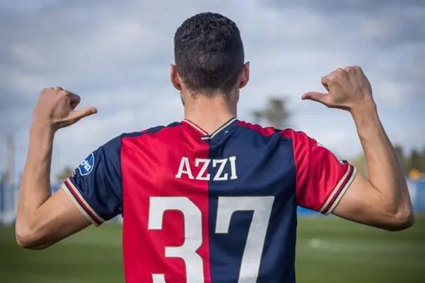 Пауло Аззи показывает свой номер на футболке (Кальяри)