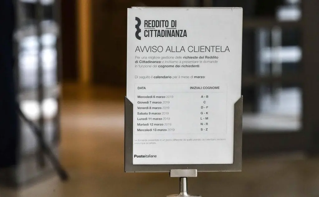 Poste Italiane espone l'ordine alfabetico per richiedere il reddito di cittadinanza (Ansa)