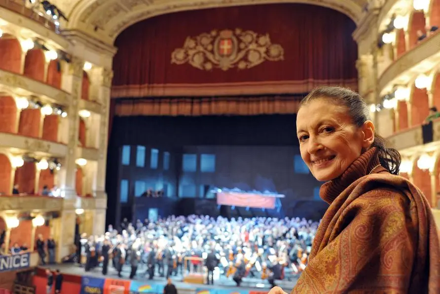 Carla Fracci durante la manifestazione di protesta contri tagli allo spettacolo, al teatro dell'Opera di Roma in una foto d'archivio del 10 dicembre 2008. ANSA/CLAUDIO PERI