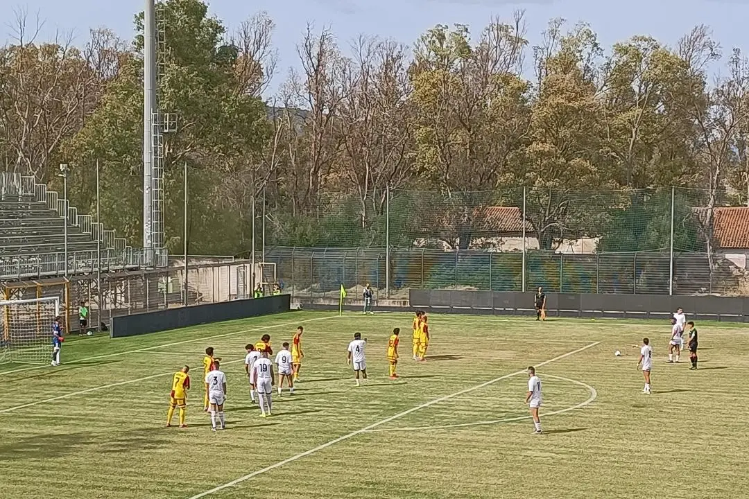 Punizione dell'Olbia nel match col Valmontone (foto Ilenia Giagnoni)