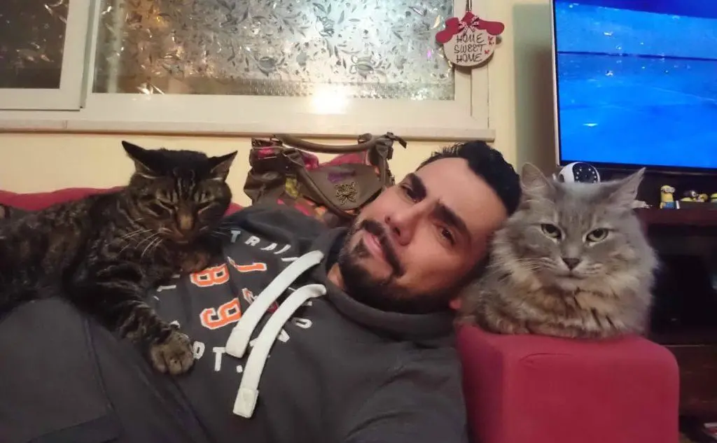 Sant'antioco, io sono Francesco e i 2 mici, Gigia la grigia e Confy tigrato scuro