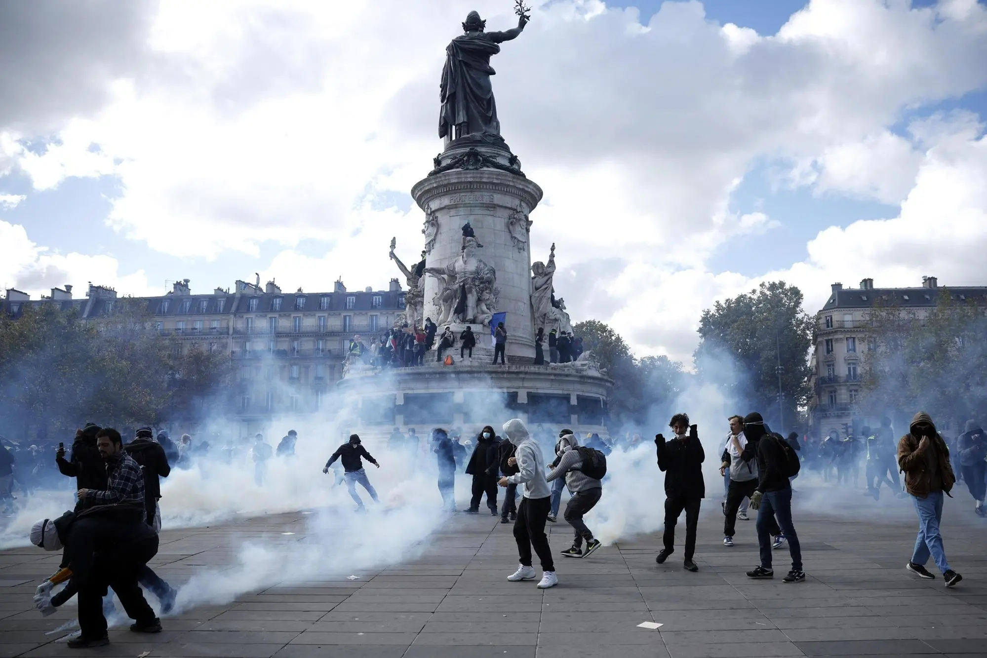 Gli scontri a Parigi (Ansa-Epa)