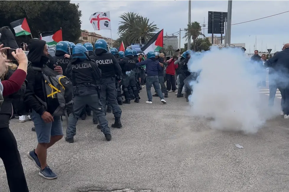 L'esplosione di un petardo durante una manifestazione antimilitarista