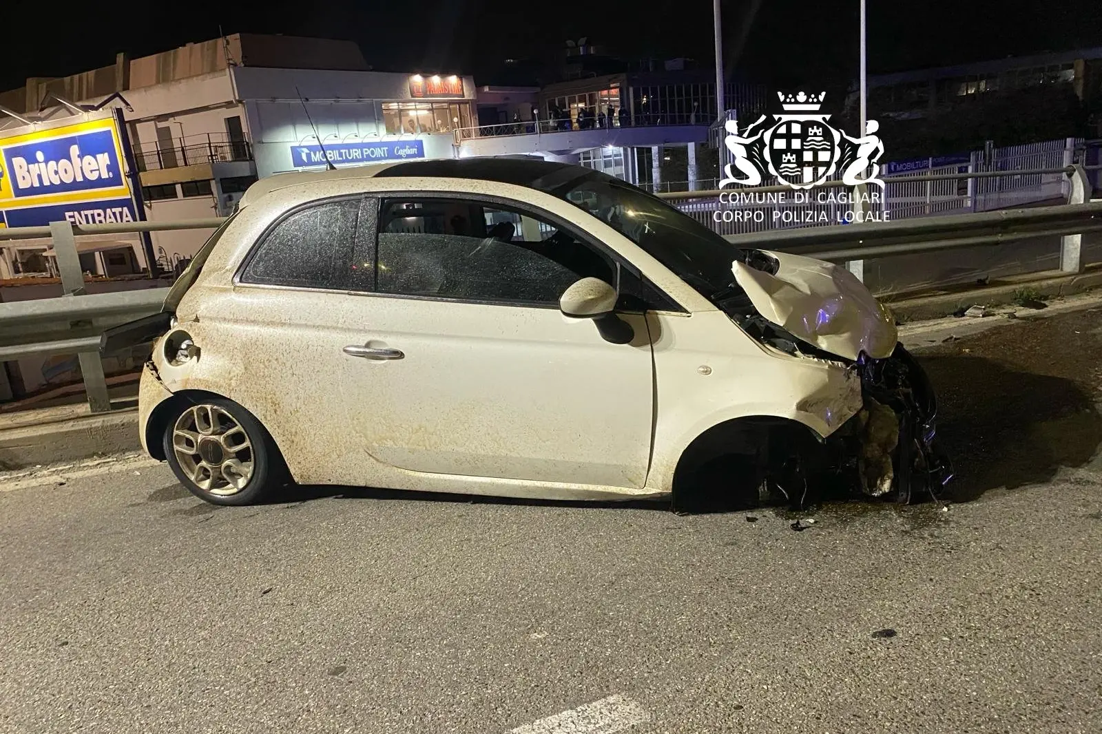 L'auto dopo il terribile schianto (foto Polizia Municipale di Cagliari)