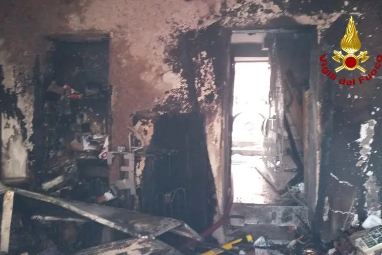 Il laboratorio distrutto dalle fiamme (Foto Vigili del fuoco)