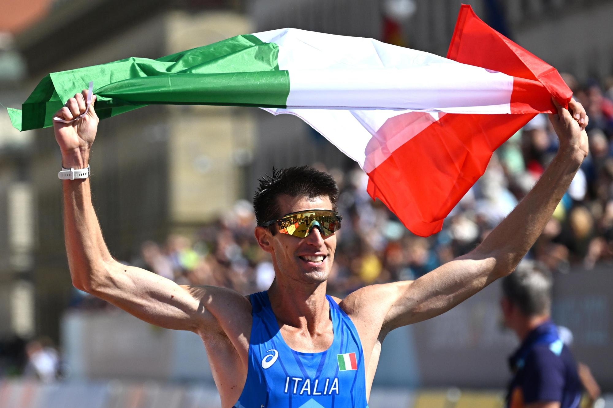 epa10123875 Matteo Giupponi of Italy celebrates after placing third in the men's 35km Race Walk during the Athletics events at the European Championships Munich 2022, Munich, Germany, 16 August 2022. The championships will feature nine Olympic sports, Athletics, Beach Volleyball, Canoe Sprint, Cycling, Artistic Gymnastics, Rowing, Sport Climbing, Table Tennis and Triathlon. EPA/FILIP SINGER