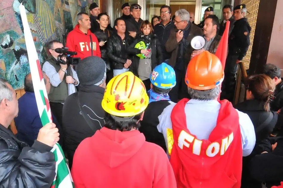 Una protesta sotto la sede dell'assessorato al Lavoro