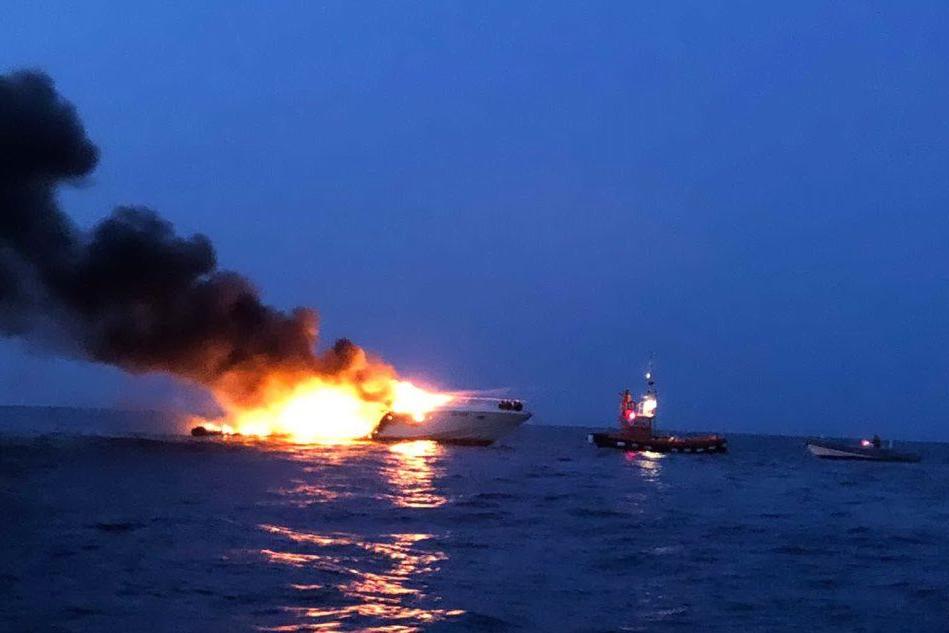 Lo yacht in fiamme (foto L'Unione Sarda - Busia)