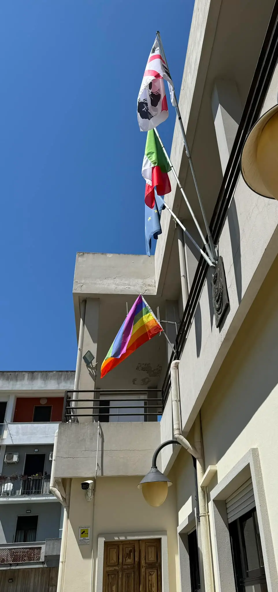 Tutte le bandiere sulla facciata