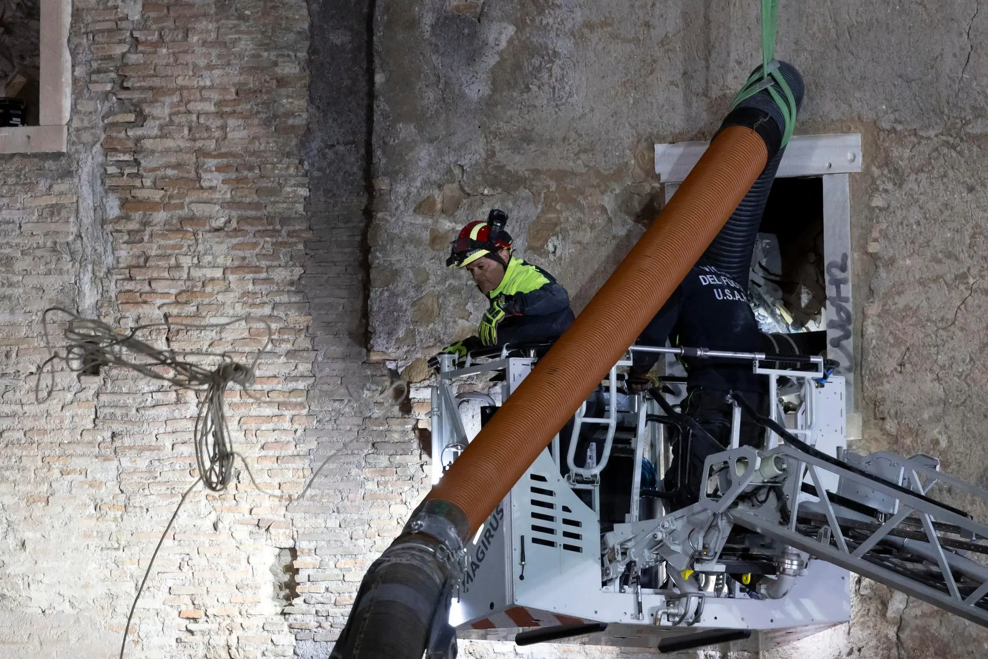 I vigili del fuoco sono dentro la Torre dei Conti e continuano a estrarre i detriti, sia con la macchina aspiratori e sia con le mani, per tentare di salvare l'operaio rimasto intrappolato, Roma, 03 novembre 2025. ///// Firefighters are inside the Torre dei Conti and continue to extract debris, both with vacuum cleaners and by hand, in an attempt to save the trapped worker, Rome, Italy, 03 November 2025. ANSA/MASSIMO PERCOSSI